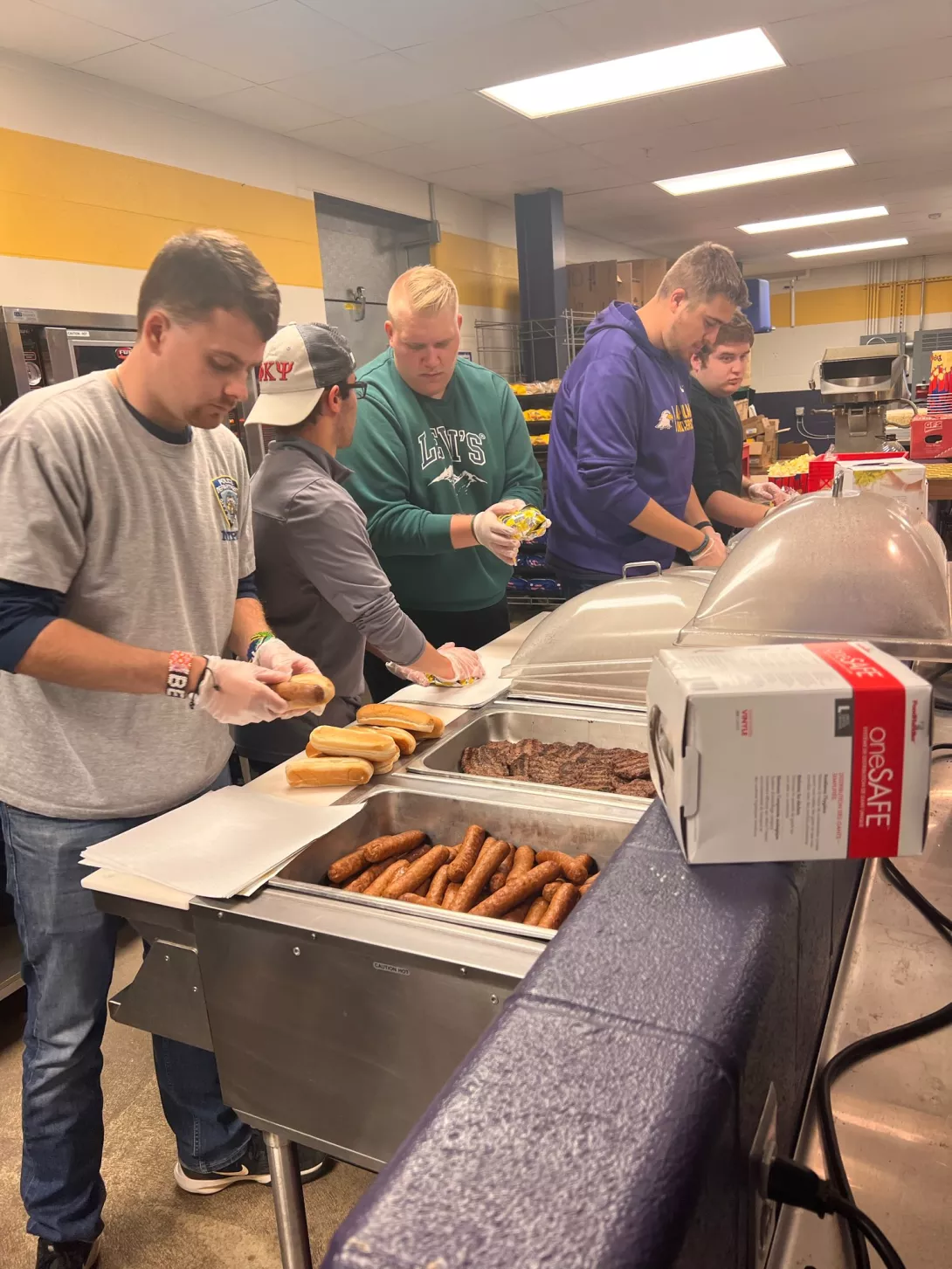 fraternity brothers volunteering