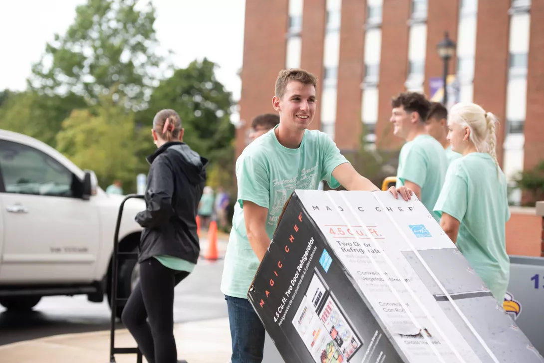 students helping on move-in day